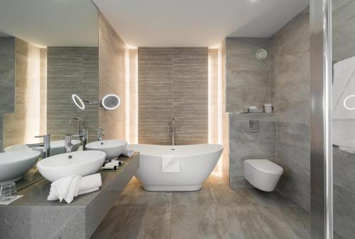 ห้องน้ำ, Breaffy House Hotel and Spa in คาสเซิลแบร์