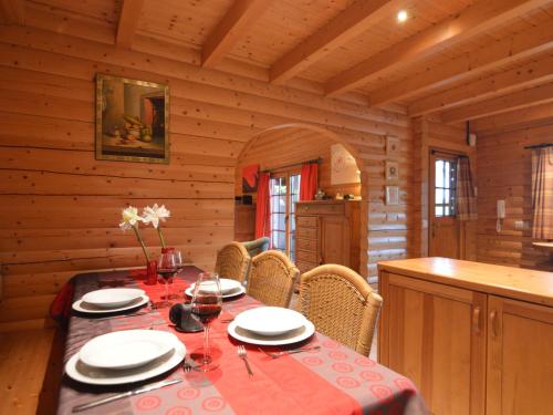 Charming Chalet with Private Garden in Stavelot, Pension in Hockai