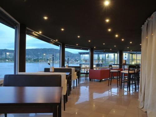 레스토랑, Lake Buenavista Apart Hotel & Suites in 비야 카를로스 파스