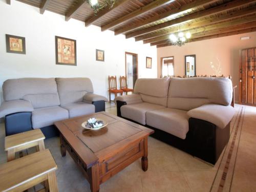 Spacious Villa in Sayalonga with Jacuzzi