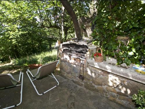  Typical little Italian property in the middle of fruit trees, Pension in Seggiano