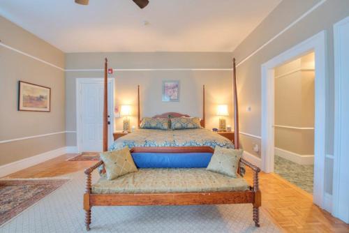 1 king bed, 1 sofa bed