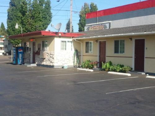 Aaron Motel - image 14