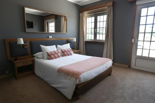 Twin Room with Balcony image 2