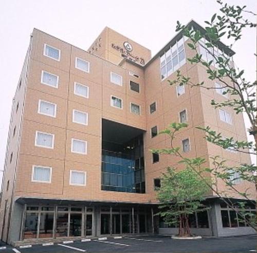 a large building with a clock on the front of it, Hotel Ark 21 in Kurayoshi