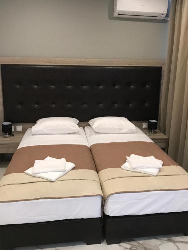 2 twin beds