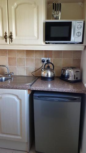 keuken, Hilltop Seaview Apartment in Wicklow