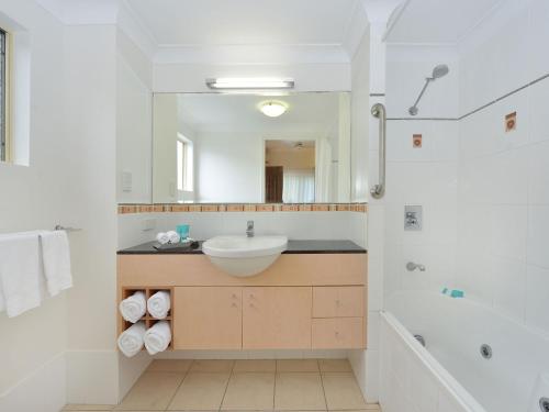 One-Bedroom Apartment with Spa Bath image 8