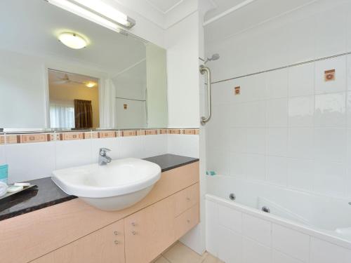 One-Bedroom Apartment with Spa Bath image 9