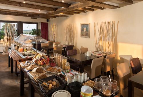 Їжа та напої, Hotel Saint Fiacre in Буршид