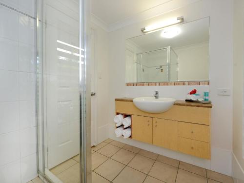 Three-Bedroom Apartment with Spa Bath image 6