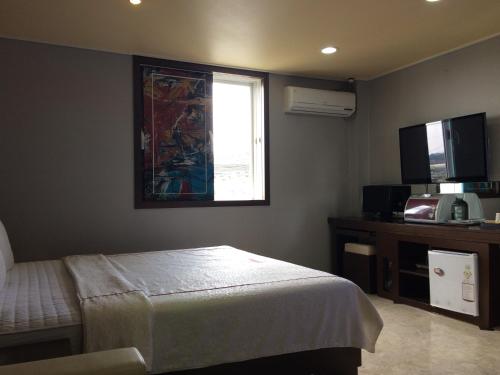 Hara Motel Ideally located in the Bomun-dong area, Hara Motel promises a relaxing and wonderful visit. Featuring a satisfying list of amenities, guests will find their stay at the property a comfortable one. Ser