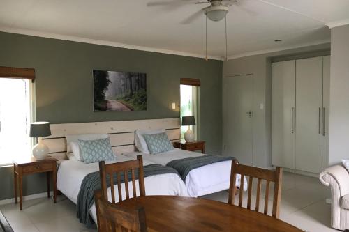 2 twin beds, 1 sofa bed