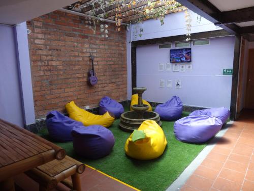 Shared lounge/TV area, Purple Monkey Hostel in Medellín