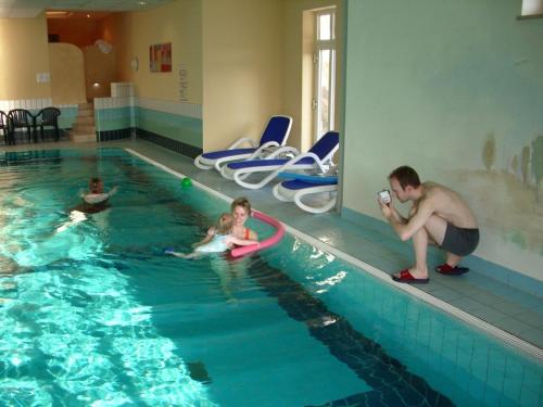 Spa, Hotel Ahornhof, privates 27 qm großes Doppelzimmer mit Balkon in Südlage (Hotel Ahornhof, privates 27 qm großes Doppelzimmer mit Balkon in Sudlage) in 林德伯格