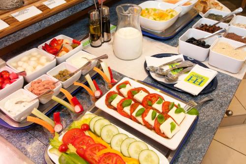 Favored Hotel Plaza - image 4