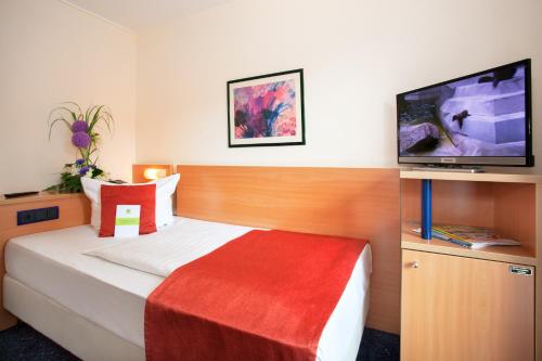 Favored Hotel Plaza - image 9