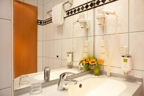 Favored Hotel Plaza - image 6