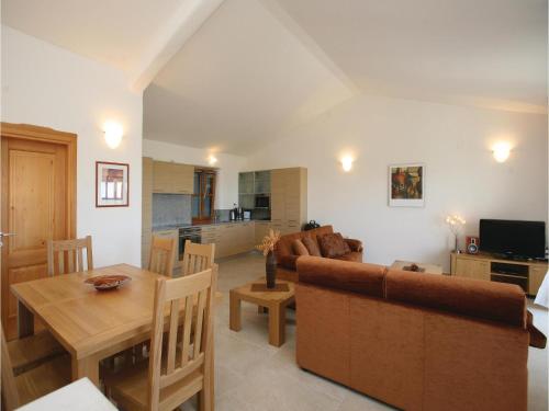  Three-Bedroom Apartment Buje with an Outdoor Swimming Pool 04 in Buje