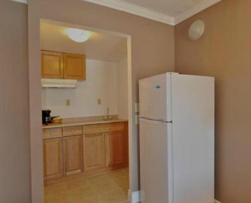 廚房, 劍橋 - 基奇納 - 滑鐵盧地區速8酒店 (Super 8 By Wyndham Cambridge/Kitchener/Waterloo Area) in 劍橋