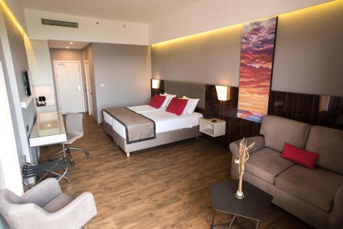 Ramada Plaza by Wyndham Thraki - image 5