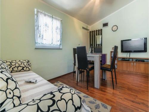  Two-Bedroom Apartment in Fondole in Fondole