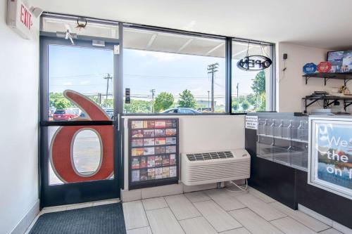 Lobby, Motel 6 Glassboro, NJ - Rowan University in Glassboro (NJ)