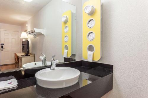 Motel 6 Sacremento Ca - Downton - image 5