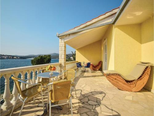  Five-Bedroom Holiday home Zatoglav with Sea View 06, Unterkunft in Podglavica