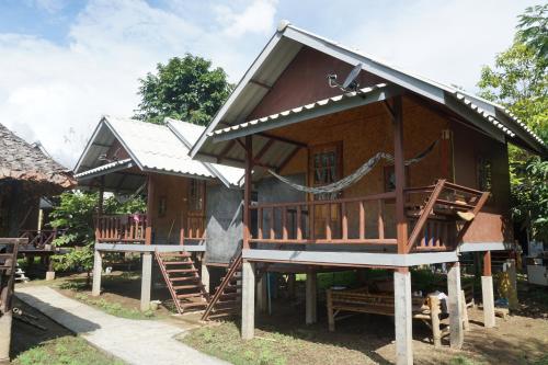 Family Huts in Pai Riverside
