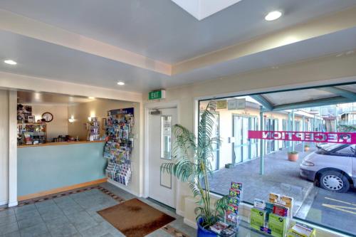 Front desk [24-hour]