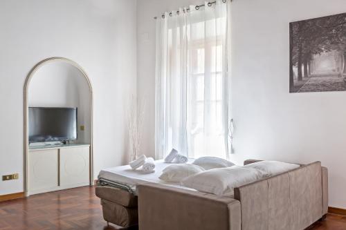 A World Aparts - 143 Sistina - image 6