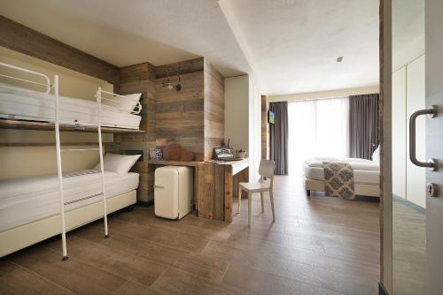 1 queen bed, 2 bunk beds