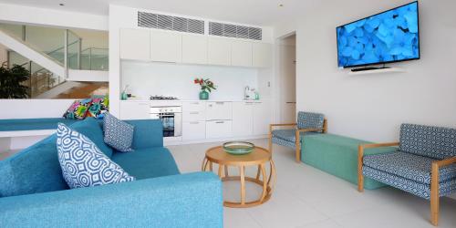 Three-Bedroom Apartment with Pool Access - Swim Out image 10