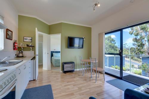 2 bedrooms, 3 beds