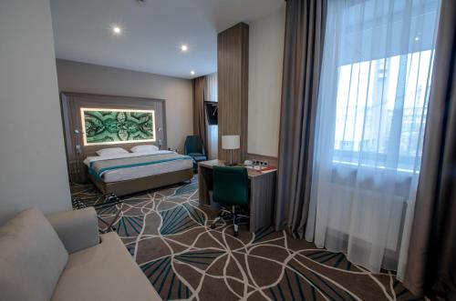 Tenet Hotel - image 2