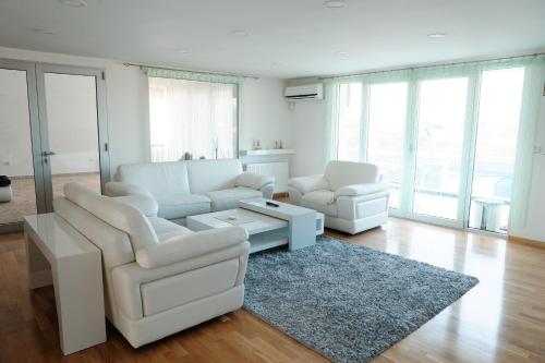 Atina Lux Hostel - image 2