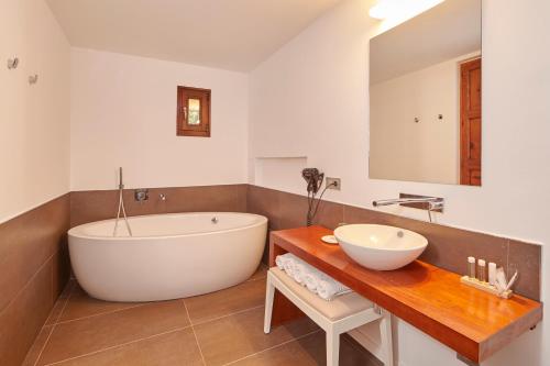 Bennoc Petit Hotel Located in Lluchmajor, Bennoc Petit Hotel is a perfect starting point from which to explore Majorca. The hotel offers guests a range of services and amenities designed to provide comfort and convenien