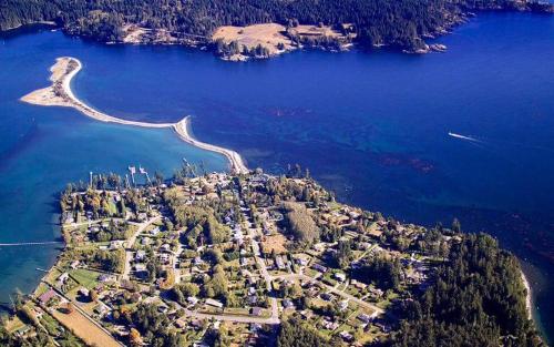 Salty Towers Ocean Front Cottages - Sooke