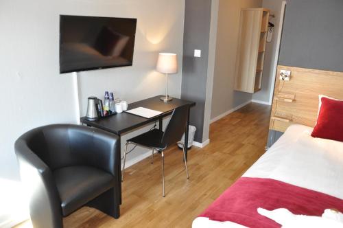 City Hotel - image 4