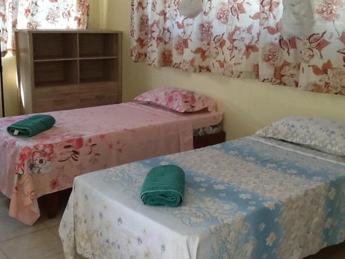 2 twin beds, 2 bunk beds