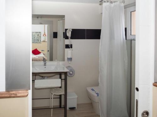 Double or Twin Room image 9