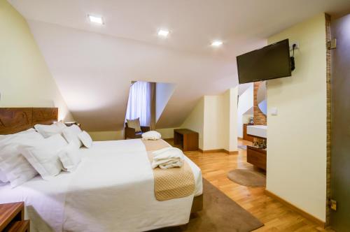 Standard Triple Room image 6