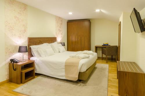Standard Double or Twin Room image 5