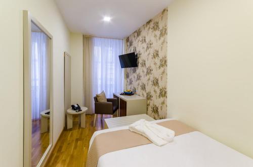 Standard Single Room image 3