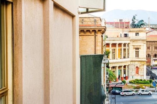 Deluxe Double or Twin Room with Balcony image 10