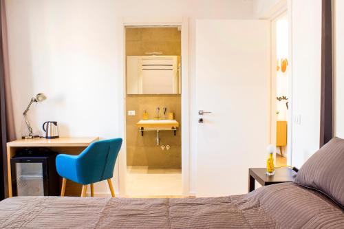 Deluxe Room image 9