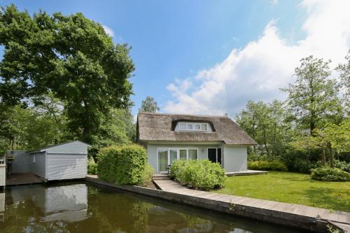 Idyllic Lakehouse - dog is welcome fenced garden