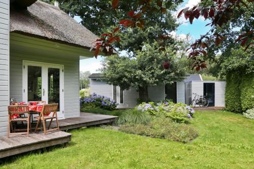 Idyllic Lakehouse - dog is welcome fenced garden