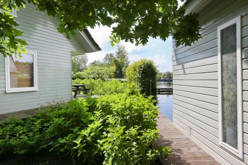 Idyllic Lakehouse - dog is welcome fenced garden